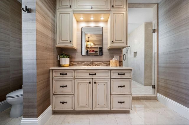 464 GOLDEN GATE POINT 703, Sarasota, FL 34236