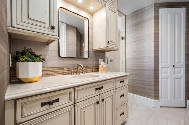 464 GOLDEN GATE POINT 703, Sarasota, FL 34236