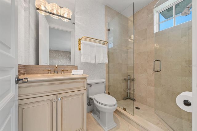 464 GOLDEN GATE POINT 703, Sarasota, FL 34236