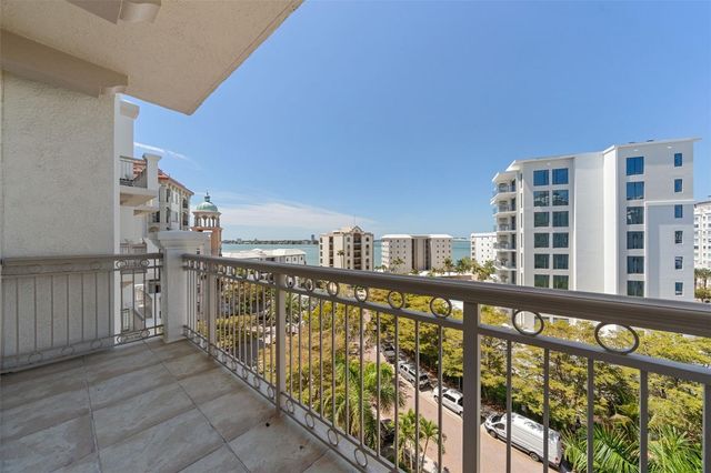 464 GOLDEN GATE POINT 703, Sarasota, FL 34236
