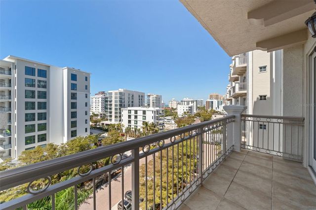 464 GOLDEN GATE POINT 703, Sarasota, FL 34236