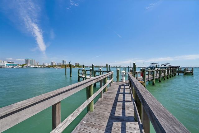 464 GOLDEN GATE POINT 703, Sarasota, FL 34236