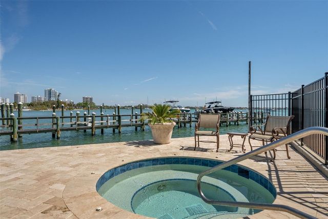 464 GOLDEN GATE POINT 703, Sarasota, FL 34236