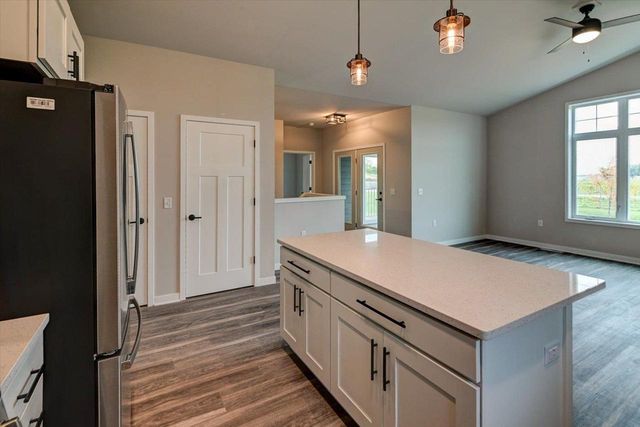 825 Vineyard Drive, Cambridge, WI 53523