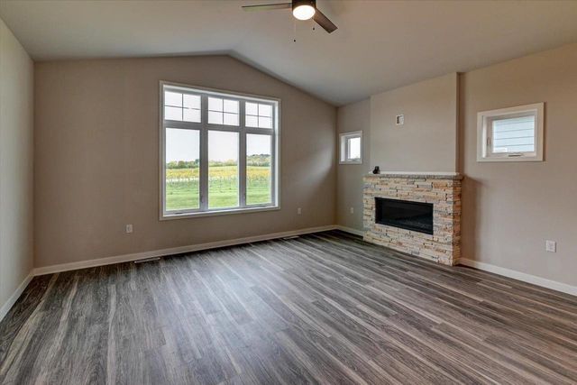 825 Vineyard Drive, Cambridge, WI 53523