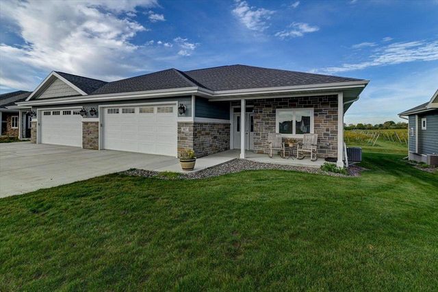 825 Vineyard Drive, Cambridge, WI 53523