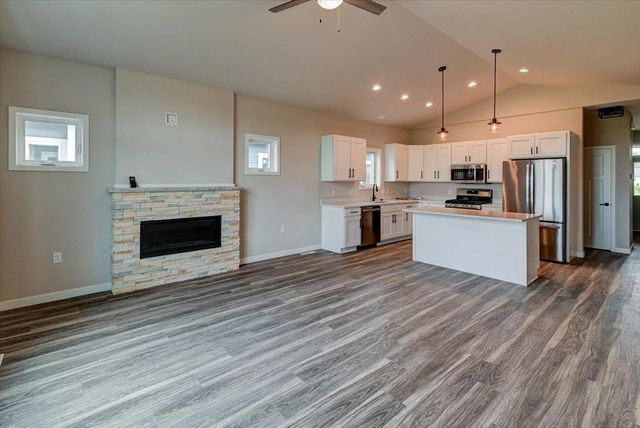 825 Vineyard Drive, Cambridge, WI 53523