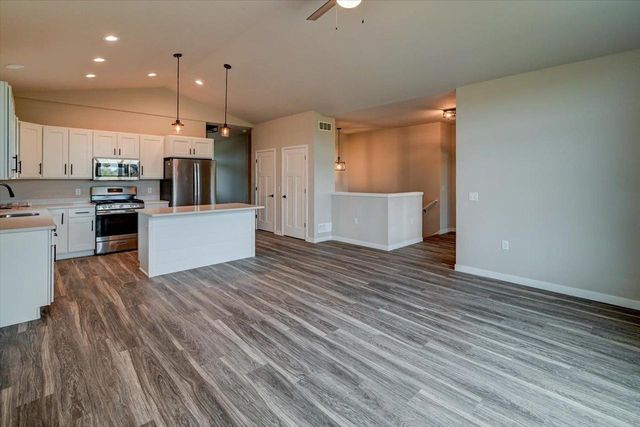 825 Vineyard Drive, Cambridge, WI 53523