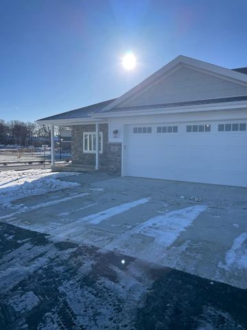 825 Vineyard Drive, Cambridge, WI 53523