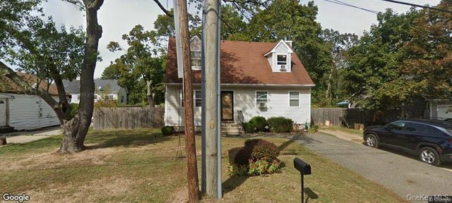 11 Holbrook Street, Bay Shore, NY 11706