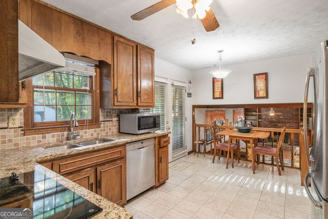 2252 Valley Creek Circle, Snellville, GA 30078