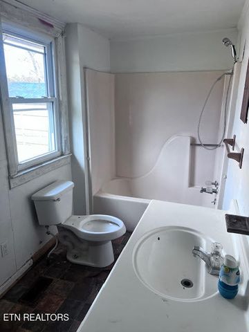 502 Thompson St, Philadelphia, TN 37846