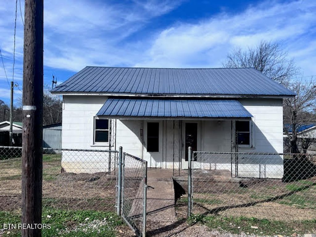 502 Thompson St, Philadelphia, TN 37846