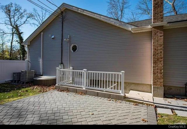 16 wildwood st, Lake Grove, NY 11755