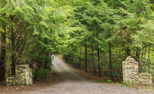 100 Gold Creek Crossing, Black Mountain, NC 28711