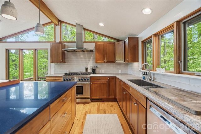 100 Gold Creek Crossing, Black Mountain, NC 28711