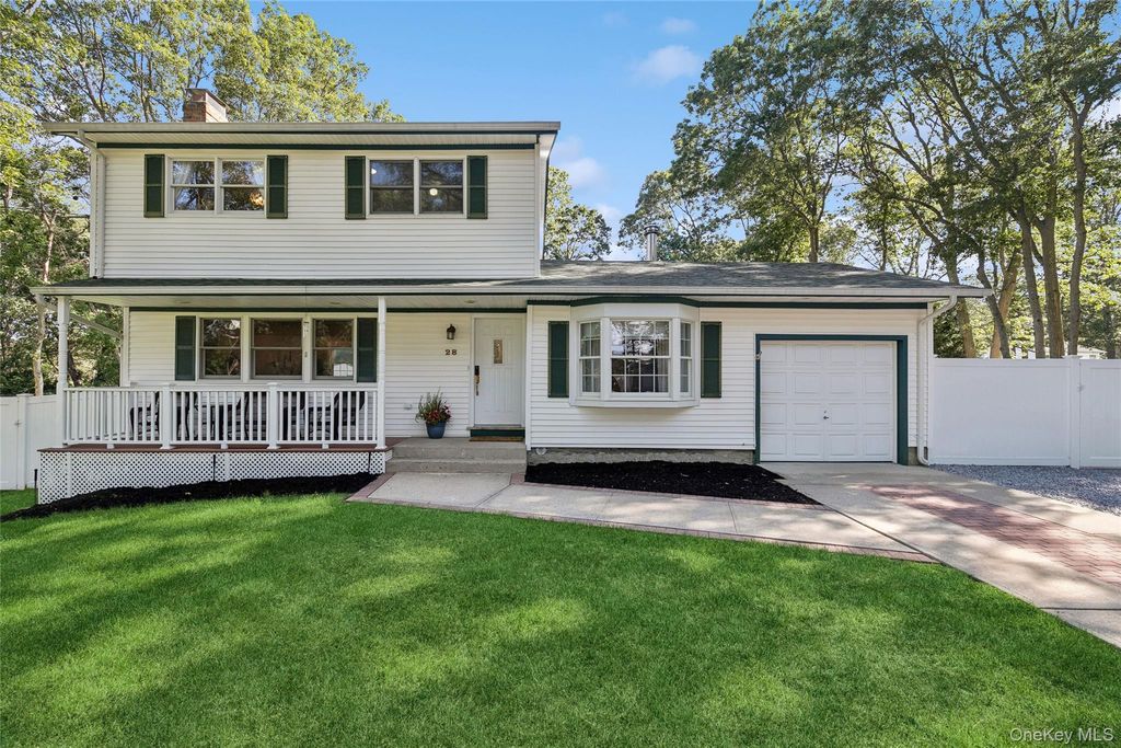 28 Val Court, Holbrook, NY 11741