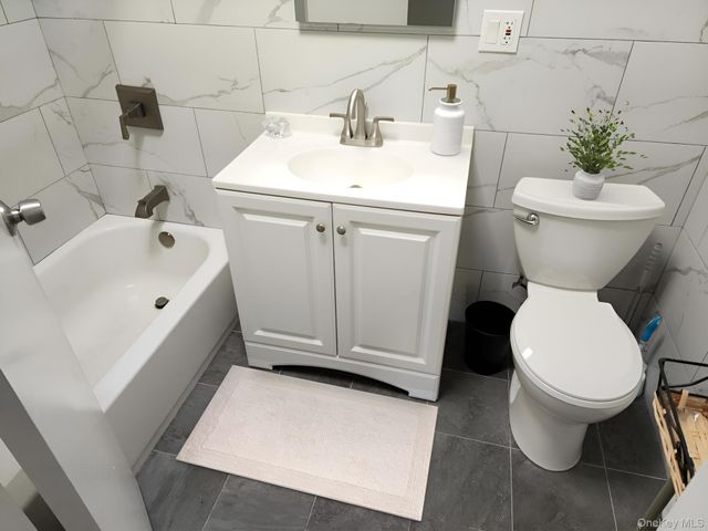 45-01 Ditmars Boulevard 2R, Astoria, NY 11105