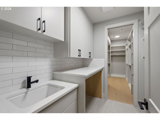 3651 Nw LANA Pl, Portland, OR 97229