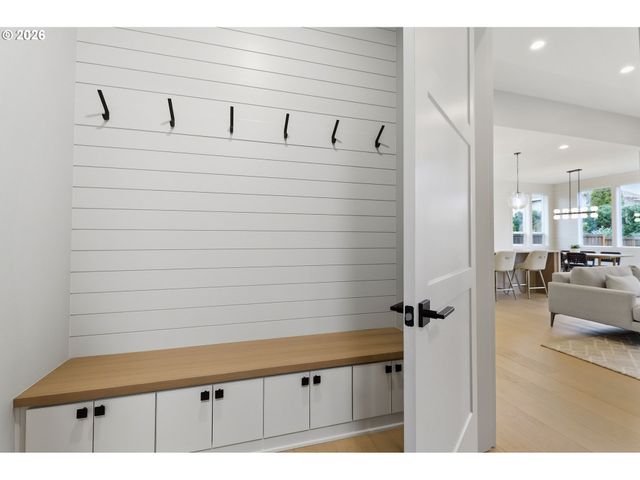 3651 Nw LANA Pl, Portland, OR 97229