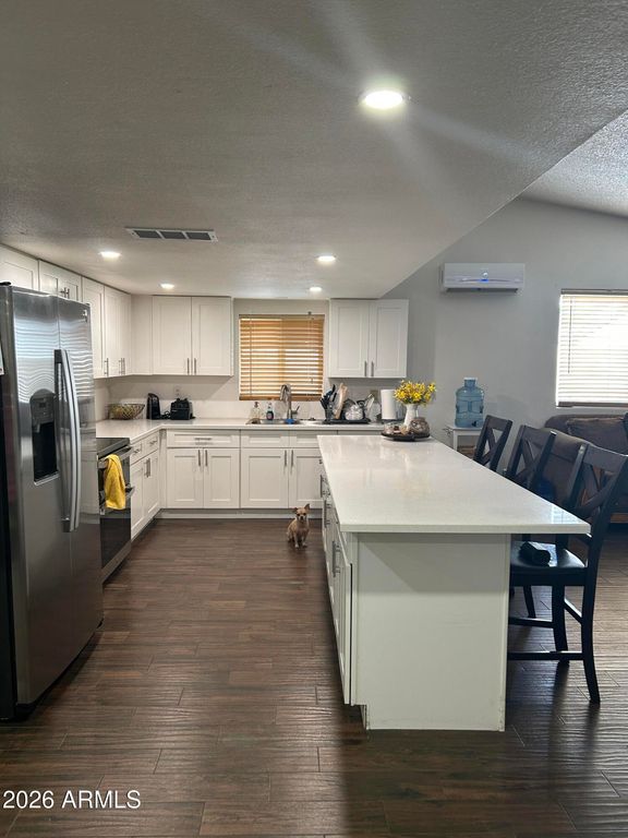 Image 4 of property listing at 6539 W COOLIDGE Street, Phoenix, AZ 85033