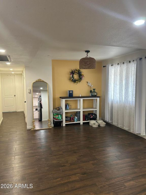 Image 5 of property listing at 6539 W COOLIDGE Street, Phoenix, AZ 85033