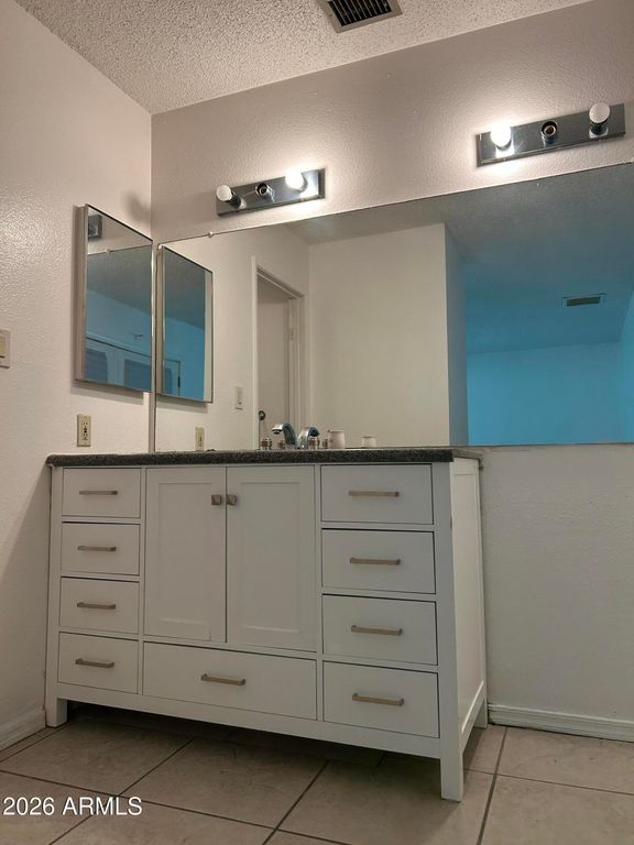 Image 7 of property listing at 6539 W COOLIDGE Street, Phoenix, AZ 85033