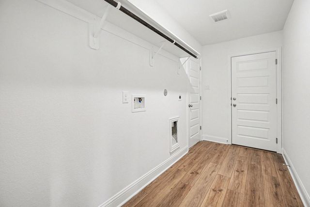 8 Gemstone Court, Angleton, TX 77515