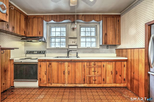 8 Meadow Circle Road, Branford, CT 06405