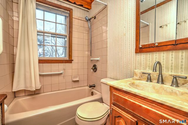 8 Meadow Circle Road, Branford, CT 06405