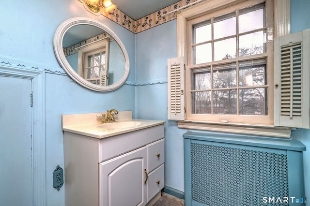 8 Meadow Circle Road, Branford, CT 06405