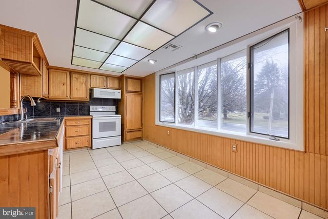 402 PHILMONT DR, Lancaster, PA 17601