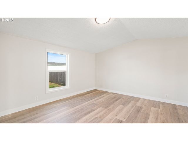 700 N MILL St 109, Creswell, OR 97426