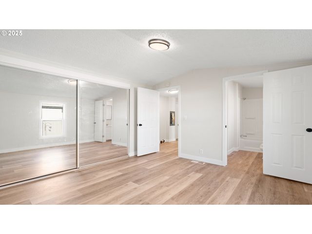 700 N MILL St 109, Creswell, OR 97426