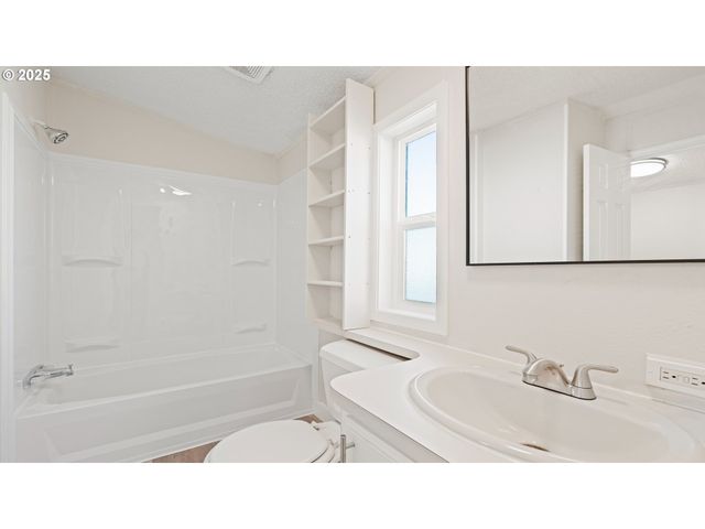 700 N MILL St 109, Creswell, OR 97426