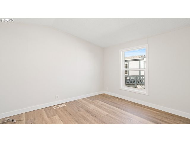 700 N MILL St 109, Creswell, OR 97426