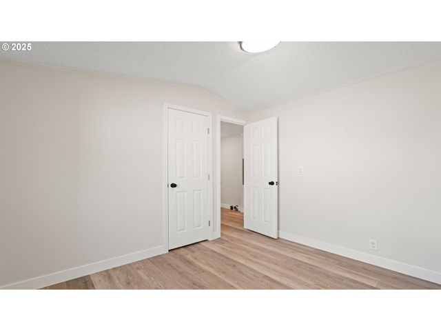 700 N MILL St 109, Creswell, OR 97426