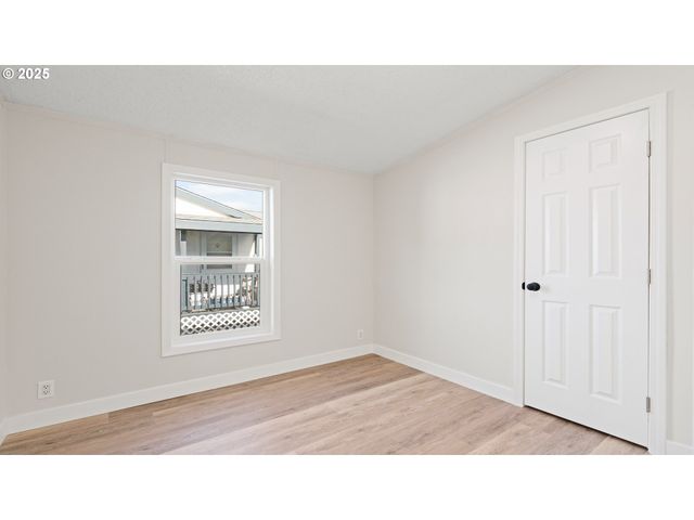 700 N MILL St 109, Creswell, OR 97426