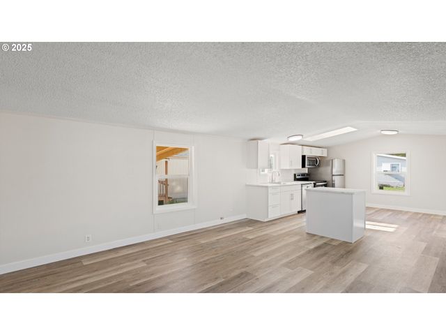 700 N MILL St 109, Creswell, OR 97426