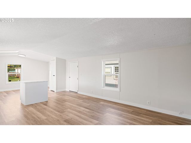 700 N MILL St 109, Creswell, OR 97426