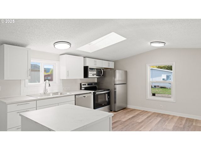 700 N MILL St 109, Creswell, OR 97426