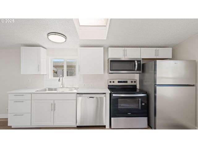 700 N MILL St 109, Creswell, OR 97426