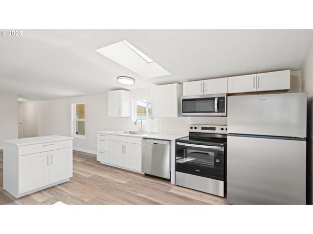 700 N MILL St 109, Creswell, OR 97426