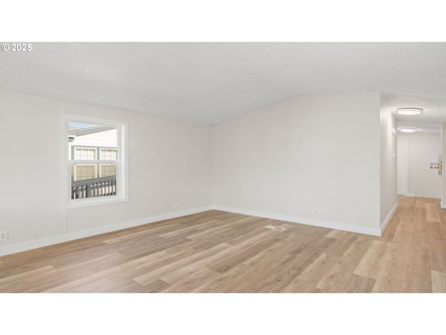 700 N MILL St 109, Creswell, OR 97426