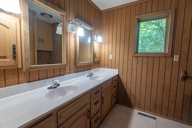 4439 E Fox Bluff Lane, Springfield, MO 65809
