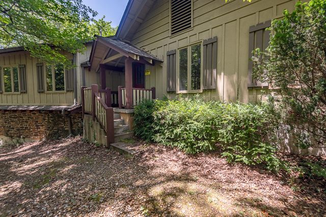 4439 E Fox Bluff Lane, Springfield, MO 65809