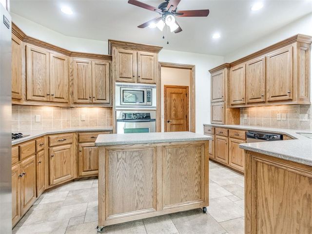 2109 Stony Brook Lane, Yukon, OK 73099