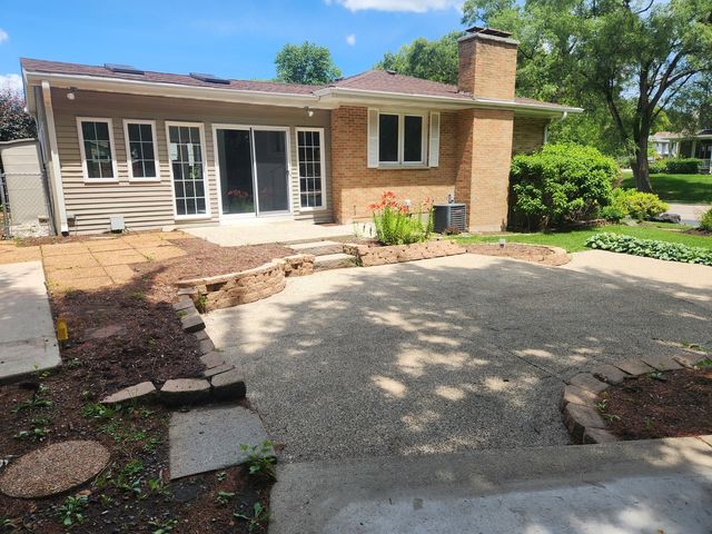 3911 Eastway Drive, Island Lake, IL 60042