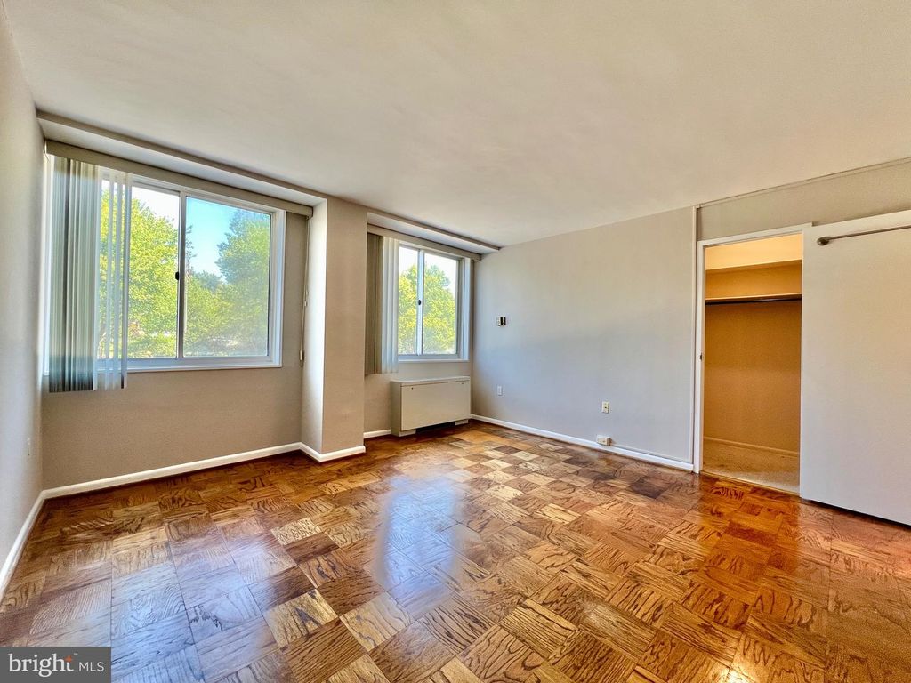 Image 16 of property listing at 10500 ROCKVILLE PIK #401, Rockville, MD 20852