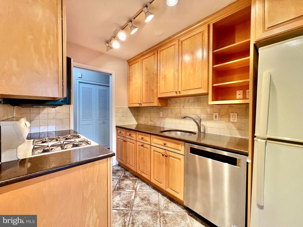 Image 2 of property listing at 10500 ROCKVILLE PIK #401, Rockville, MD 20852